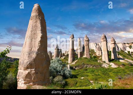 Le formazioni rocciose del camino delle fate e le colonne rocciose della "Valle dell'amore" vicino a Goreme, Cappadocia, Nevsehir, Turchia Foto Stock