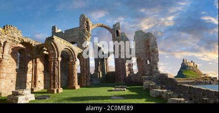 Le rovine romaniche dell'abbazia di Lindisfarne, sassone, che si affaccia sul castello di Lidisfarne, sull'isola Santa, su Lindisfarne, su Northumbria, in Inghilterra Foto Stock