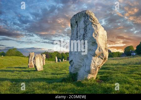 Avebury Neolitico in piedi cerchio di pietra il più grande in Inghilterra al tramonto, Wiltshire, Inghilterra, Europa
