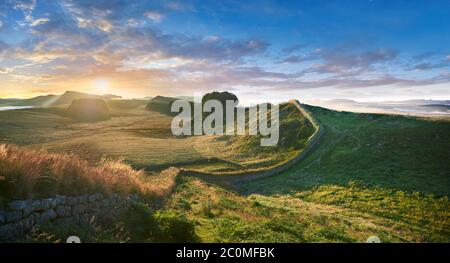 Parete di Adriano vicino Houseteads Roman Fort, Vercovicium, un sito Patrimonio Mondiale dell'UNESCO, Northumberland, England, Regno Unito Foto Stock