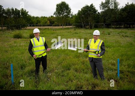 Bryn Hughes (L), padre di PC Nicola Hughes, e Paul Bone, padre di PC Fiona Bone, durante una cerimonia rivoluzionaria per il nuovo Regno Unito Police Memorial al National Memorial Arboretum di Alreewas, Staffordshire. Foto Stock