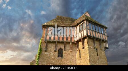 La torre nord a graticcio costruita nel 1280, la più bella casa padronale medievale fortificata d'Inghilterra, il Castello di Stokesay, Shropshire, Inghilterra Foto Stock