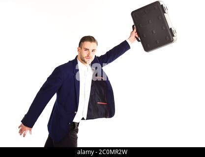 L'uomo in abito o uomo d'affari con il viso calmo tiene una valigetta, isolata su sfondo bianco. L'uomo porta in mano una custodia nera. Concetto di crescita aziendale. Uomo d'affari alza la valigetta sopra la testa. Foto Stock