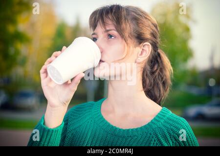 Felice giovane studente ragazza bere take away caffè. Foto Stock