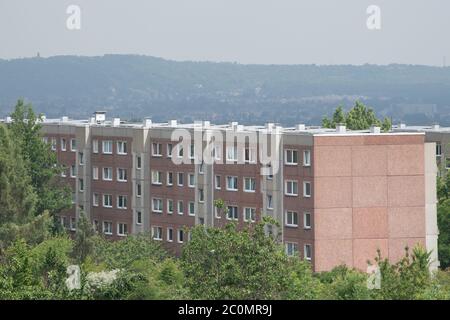 Dresda, Germania. 12 giugno 2020. Un edificio prefabbricato della serie di alloggi WBS 70 nel quartiere di Dresda di Gorbitz. Credit: dpa/dpa-Zentralbild/dpa/Alamy Live News Foto Stock