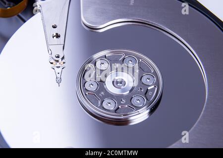 Primo piano dell'unità disco rigido del computer aperta Foto Stock