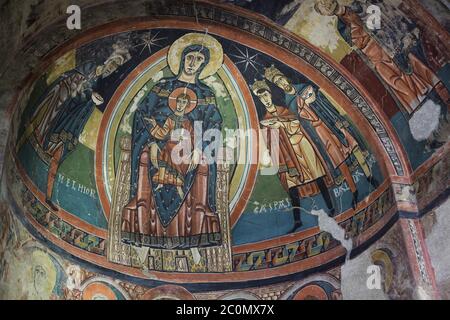 La Vergine Maria e l'Adorazione dei Magi raffigurati nell'affresco romanico medievale terminato prima del 1123 dalla chiesa di Santa Maria de Taüll nella zona di Vall de Boí in alta Ribagorça in Catalogna, Spagna, ora in mostra nel Museo Nazionale d'Arte della Catalogna (Museu Nacional d'Art de Catalunya) a Barcellona, Catalogna, Spagna. Foto Stock