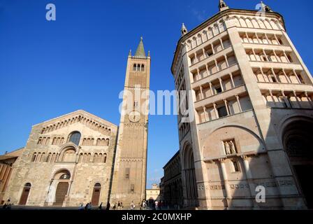 Parma è la capitale italiana della cultura 2020. Il battistero di Parma si trova accanto alla cattedrale di Parma, simbolo dell'architettura romanica gotica Foto Stock