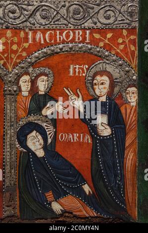 Dormizione della Vergine Maria raffigurata nell'antependio romanico (fronte altare), noto come Antependio di Mosoll datato dal primo terzo del XIII secolo originario della chiesa di Santa Maria de Mosoll nella città di Das (Baixa Cerdanya) nella provincia di Girona in Catalogna, Spagna, Ora in mostra al Museo Nazionale d'Arte della Catalogna (Museu Nacional d'Art de Catalunya) a Barcellona, Catalogna, Spagna. Accanto al corpo morto della Vergine Maria è raffigurata la benedizione di Gesù Cristo, accompagnata da tre apostoli. Foto Stock