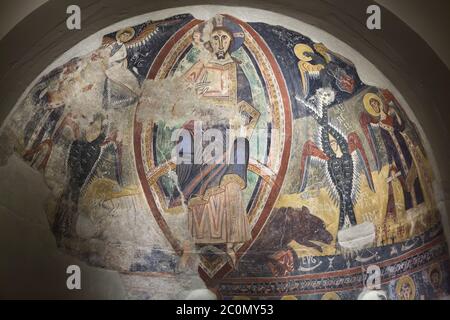 Gesù Cristo in Maestà raffigurato nell'affresco romanico medievale della seconda metà del XII secolo dall'abside della chiesa di Sant Pau i Sant Pere d'Esterri de Cardós nel villaggio di Esterri de Cardós nella provincia di Lleida in Catalogna, Spagna, Ora in mostra al Museo Nazionale d'Arte della Catalogna (Museu Nacional d'Art de Catalunya) a Barcellona, Catalogna, Spagna. Foto Stock