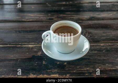 Tazza di caffè su di un tavolo di legno Foto Stock