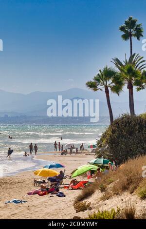 Spiaggia di Los Monteros vicino Marbella, Costa del Sol, Provincia di Malaga, Andalusia, Spagna. Foto Stock