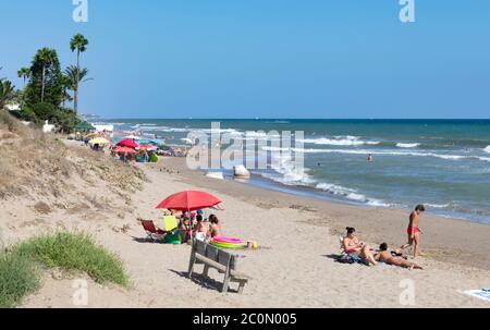 Spiaggia di Los Monteros vicino Marbella, Costa del Sol, Provincia di Malaga, Andalusia, Spagna. Foto Stock