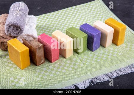 Saponi organici fatti a mano. Vari tipi di sapone naturale fatto a mano sul tavolo, sapone naturale di forme e colori diversi, immagini dall'alto. Foto Stock