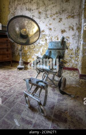 Sedia a rotelle in un ospedale abbandonato Foto Stock