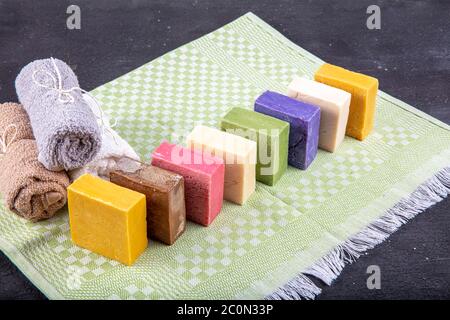 Saponi organici fatti a mano. Vari tipi di sapone naturale fatto a mano sul tavolo, sapone naturale di forme e colori diversi, immagini dall'alto. Foto Stock