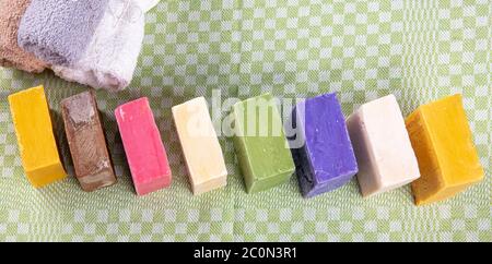 Saponi organici fatti a mano. Vari tipi di sapone naturale fatto a mano sul tavolo, sapone naturale di forme e colori diversi, immagini dall'alto. Foto Stock