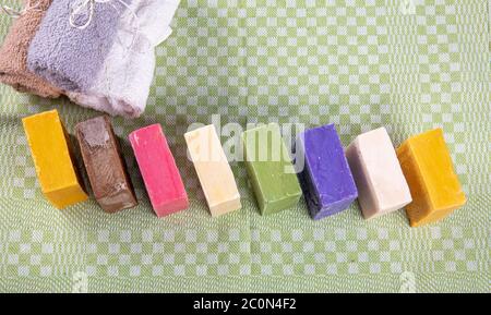 Saponi organici fatti a mano. Vari tipi di sapone naturale fatto a mano sul tavolo, sapone naturale di forme e colori diversi, immagini dall'alto. Foto Stock