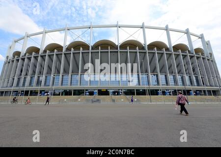 Bucarest, Romania. 10 Giugno 2020. La gente entra in un centro di test allo stadio di calcio della National Arena per il test degli anticorpi COVID-19 a Bucarest, Romania, 10 giugno 2020. Il primo ministro rumeno Ludovic Orban ha annunciato a fine giovedì un nuovo ciclo di relax delle restrizioni COVID-19, tra cui la riapertura di centri commerciali, sale da gioco e piscine all'aperto a partire da giugno 15. Credit: Cristian Cristel/Xinhua/Alamy Live News Foto Stock