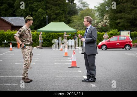 Il Segretario scozzese Alister Jack (a destra), con il Brigadier Robin Lindsay, comandante del comando militare congiunto per la risposta COVID, durante una visita ad un'unità mobile di test del coronavirus gestita dall'esercito a Moffat, frontiere scozzesi. Foto Stock