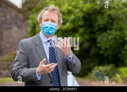 Il Segretario scozzese Alister Jack durante una visita ad un'unità mobile di test del coronavirus gestita dall'esercito a Moffat, frontiere scozzesi. Foto Stock