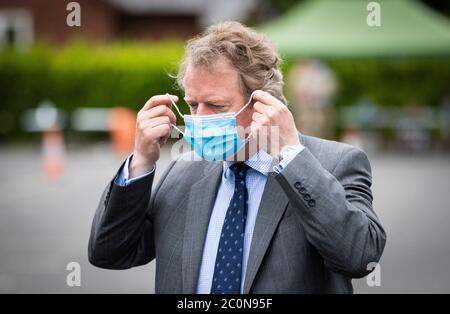 Il Segretario scozzese Alister Jack durante una visita ad un'unità mobile di test del coronavirus gestita dall'esercito a Moffat, frontiere scozzesi. Foto Stock