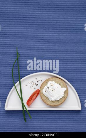 Cracker di avena condito con formaggio di capra molle Foto Stock