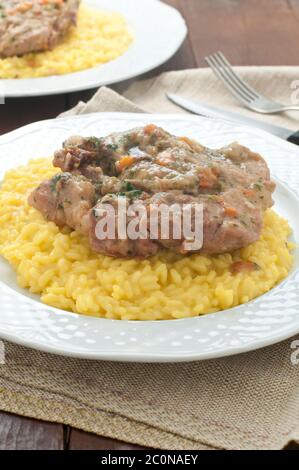 Marrocca, taglio di vitello utilizzato in cucina italiana con risotto giallo alla milanese Foto Stock