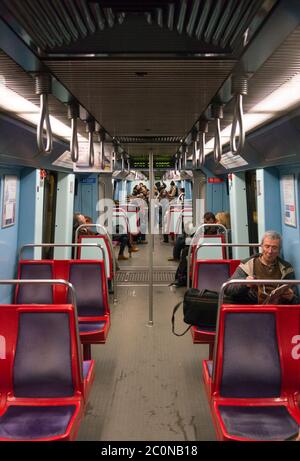 Persone all'interno della metropolitana. Metropolitana di Lisbona Foto Stock