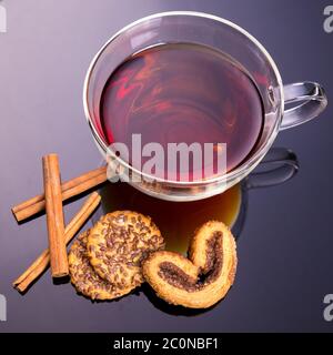 Tazza di tè con menta, cannella e biscotti Foto Stock