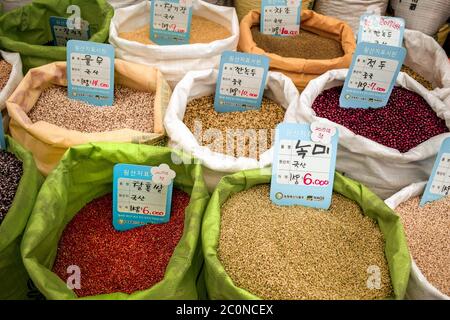 Sacchi colorati con spezie diverse venduti in un mercato di strada a Seoul Corea del Sud Foto Stock