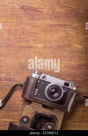 Telecamera retrò su tavolo in legno Foto Stock