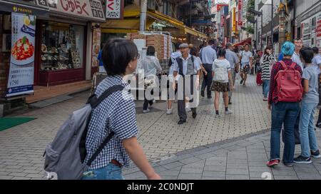 Folla di persone nella via dello shopping Ameyayokocho, Tokyo, Giappone Foto Stock