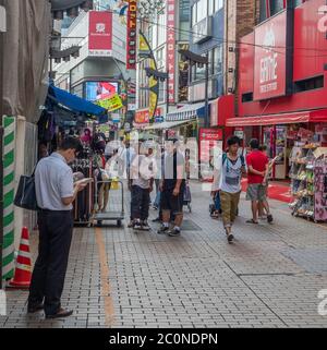 Folla di persone nella via dello shopping Ameyayokocho, Tokyo, Giappone Foto Stock