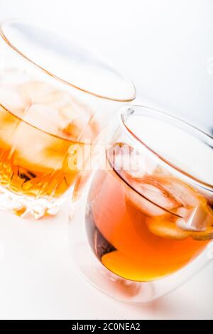 Due bicchieri diversi di whisky Foto Stock