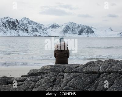 Un escursionista sulla spiaggia di Haukland. Foto Stock