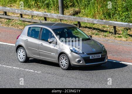 2011 beige Renault Clio Dynamique TomTom DCI; veicoli veicolari, veicoli stradali, motori, automobili sull'autostrada M6 Foto Stock