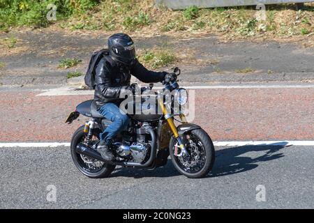 Triumph T1200 motociclista; due ruote di trasporto, moto, veicolo, strade, moto, motociclisti che guidano sull'autostrada M6 Chorley, Regno Unito Foto Stock