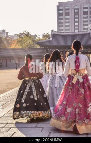 Ragazze coreane in colourful costumi nazionali tradizionali hanbok camminare in un palazzo gyeongbokgung a Seoul Corea del Sud Foto Stock