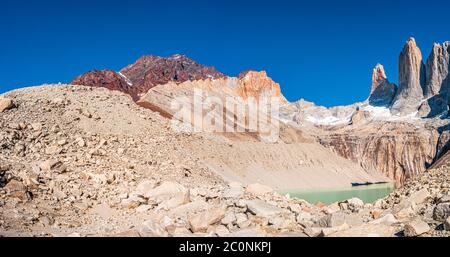 Vista panoramica sul bellissimo Parco Nazionale Torres del Paine, le sue alte tre vette principali come denti giganteschi ed escursionisti, Patagonia, Cile Foto Stock