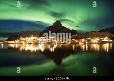 Una splendida esposizione delle luci settentrionali sulla montagna Olstinden a Reine. Foto Stock