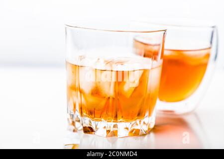Due bicchieri diversi di whisky Foto Stock