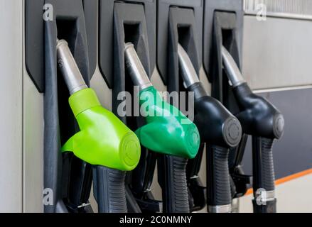 Pistole del carburante presso la stazione di servizio Foto Stock