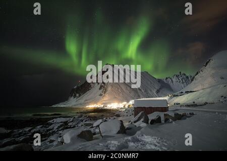 Incredibile aurora boreale su Vikten Foto Stock