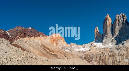 Vista panoramica sul bellissimo Parco Nazionale Torres del Paine, le sue alte tre vette principali come i denti giganteschi, Patagonia, Cile Foto Stock