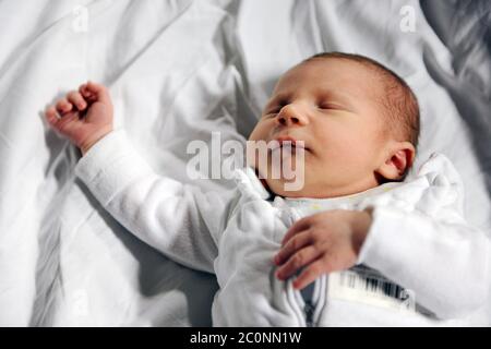 piccola baia in ospedale minuti dopo la nascita Foto Stock