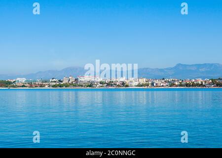 Vista panoramica dell'antenna laterale. Side è una città della regione di Antalya, sulla costa meridionale del Mediterraneo della Turchia. Foto Stock