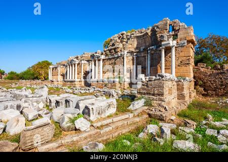 Side Nymphaeum nell'antica città Di Side nella regione di Antalya sulla costa mediterranea della Turchia. Foto Stock