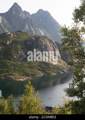 I kayakers fanno la loro strada sul fiordo in Norvegia. Foto Stock