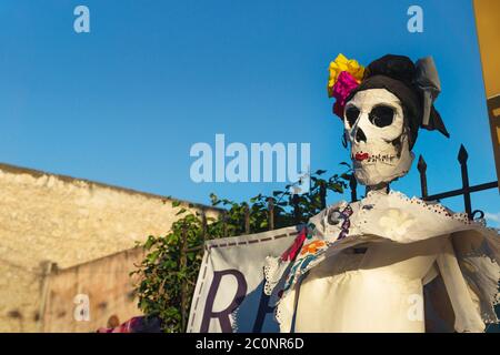 Catrina cranio pupazzo come decorazione per la celebrazione del giorno dei morti 'Dia de los muertos', Merida, Yucatan, Messico Foto Stock